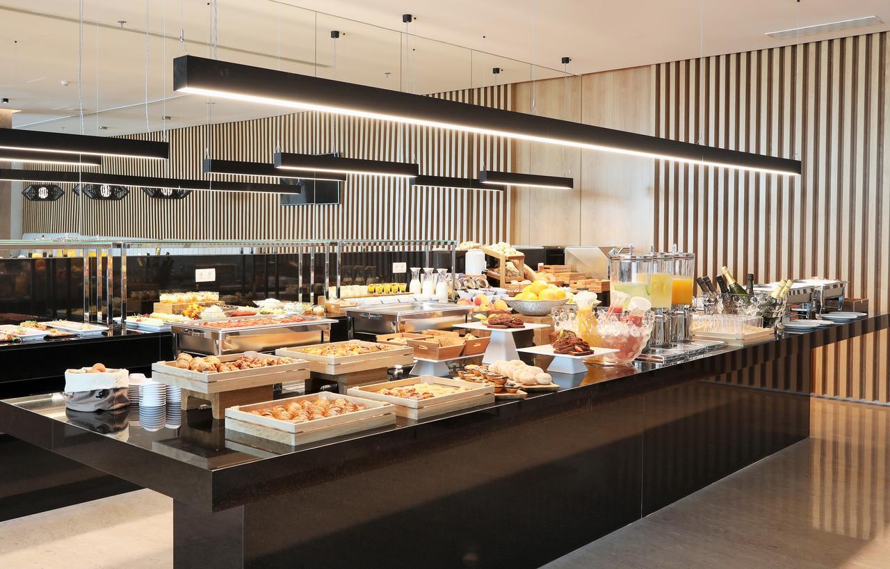 Iberostar Selection Lisboa Hotel Екстериор снимка A buffet at a hotel