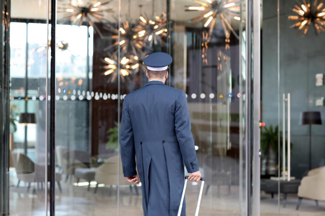 Iberostar Selection Lisboa Hotel Екстериор снимка A doorman at work