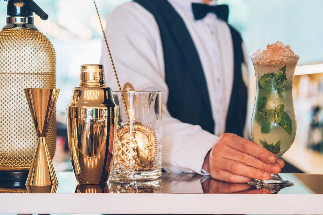 Iberostar Selection Lisboa Hotel Екстериор снимка A bartender at work
