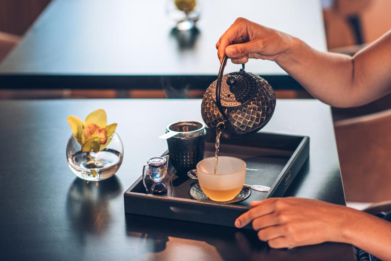 Iberostar Selection Lisboa Hotel Екстериор снимка Tea being poured into a teacup