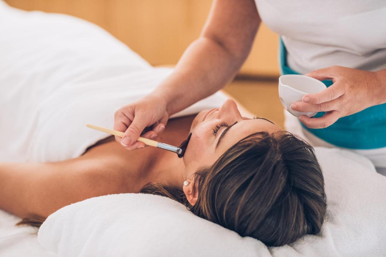 Iberostar Selection Lisboa Hotel Екстериор снимка A woman receiving a facial treatment