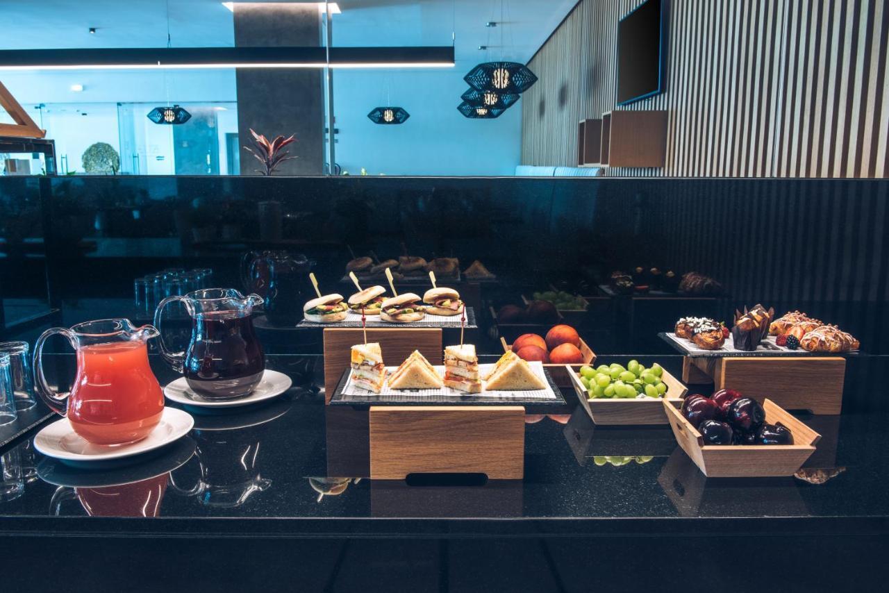 Iberostar Selection Lisboa Hotel Екстериор снимка A selection of food at the lounge
