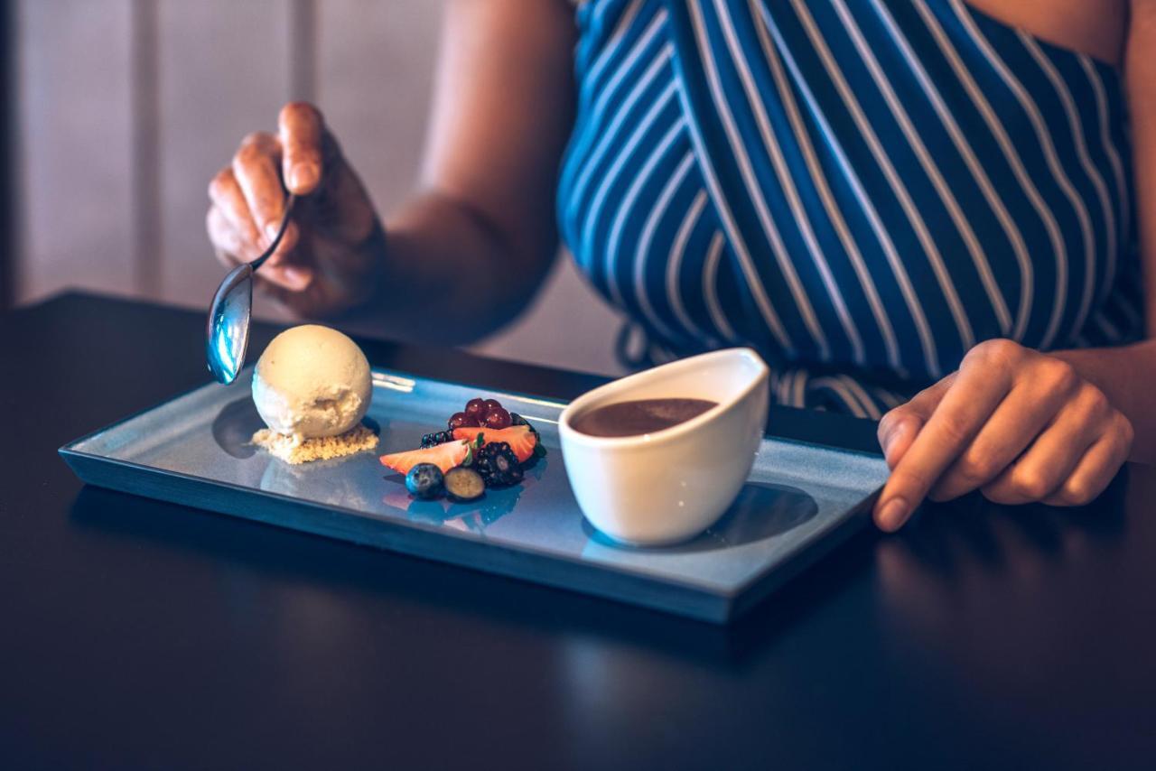 Iberostar Selection Lisboa Hotel Екстериор снимка A woman eating dessert