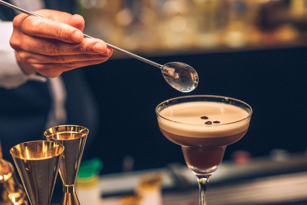 Iberostar Selection Lisboa Hotel Екстериор снимка A bartender adding a cherry to a chocolate martini