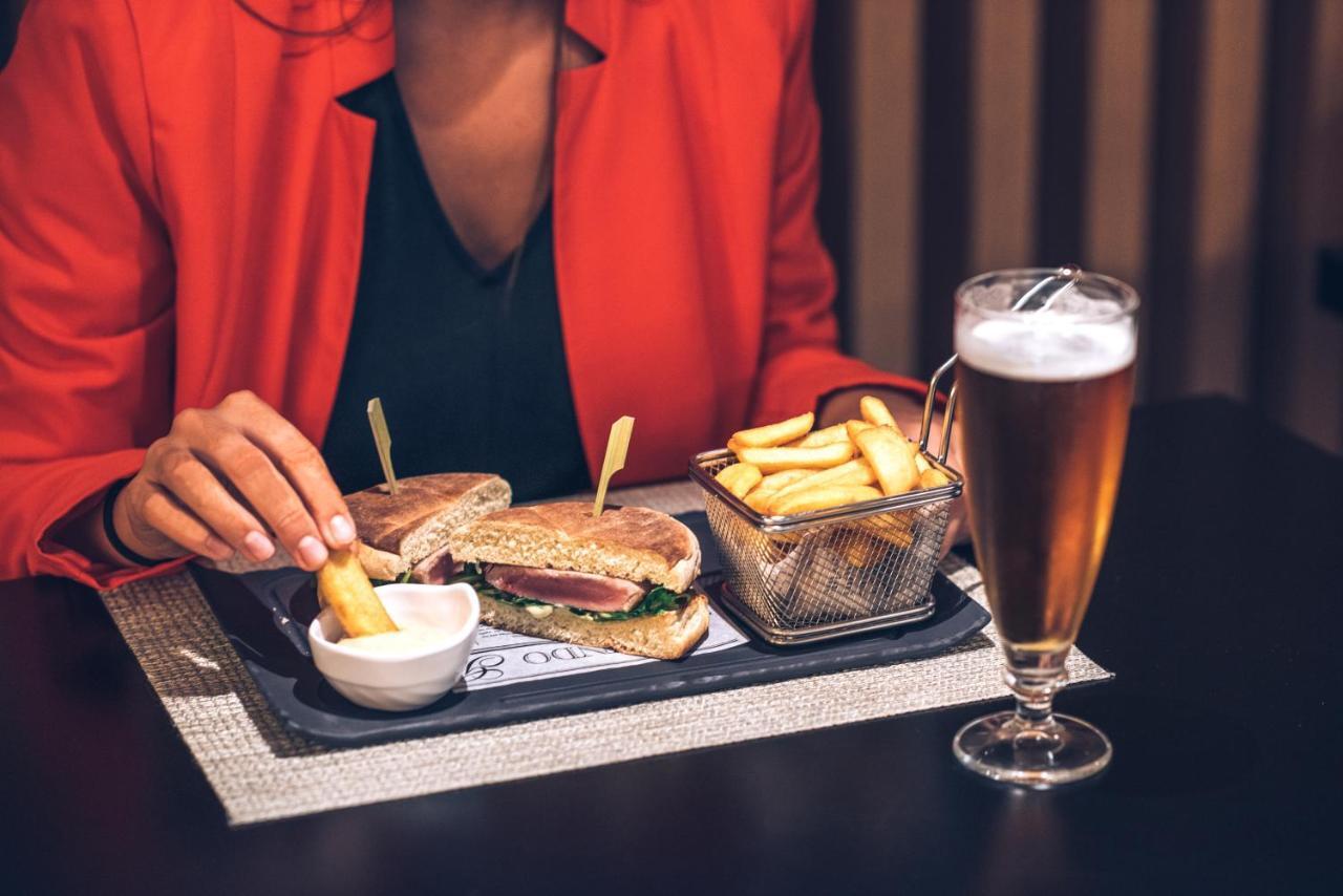 Iberostar Selection Lisboa Hotel Екстериор снимка A woman eating a hamburger and chips