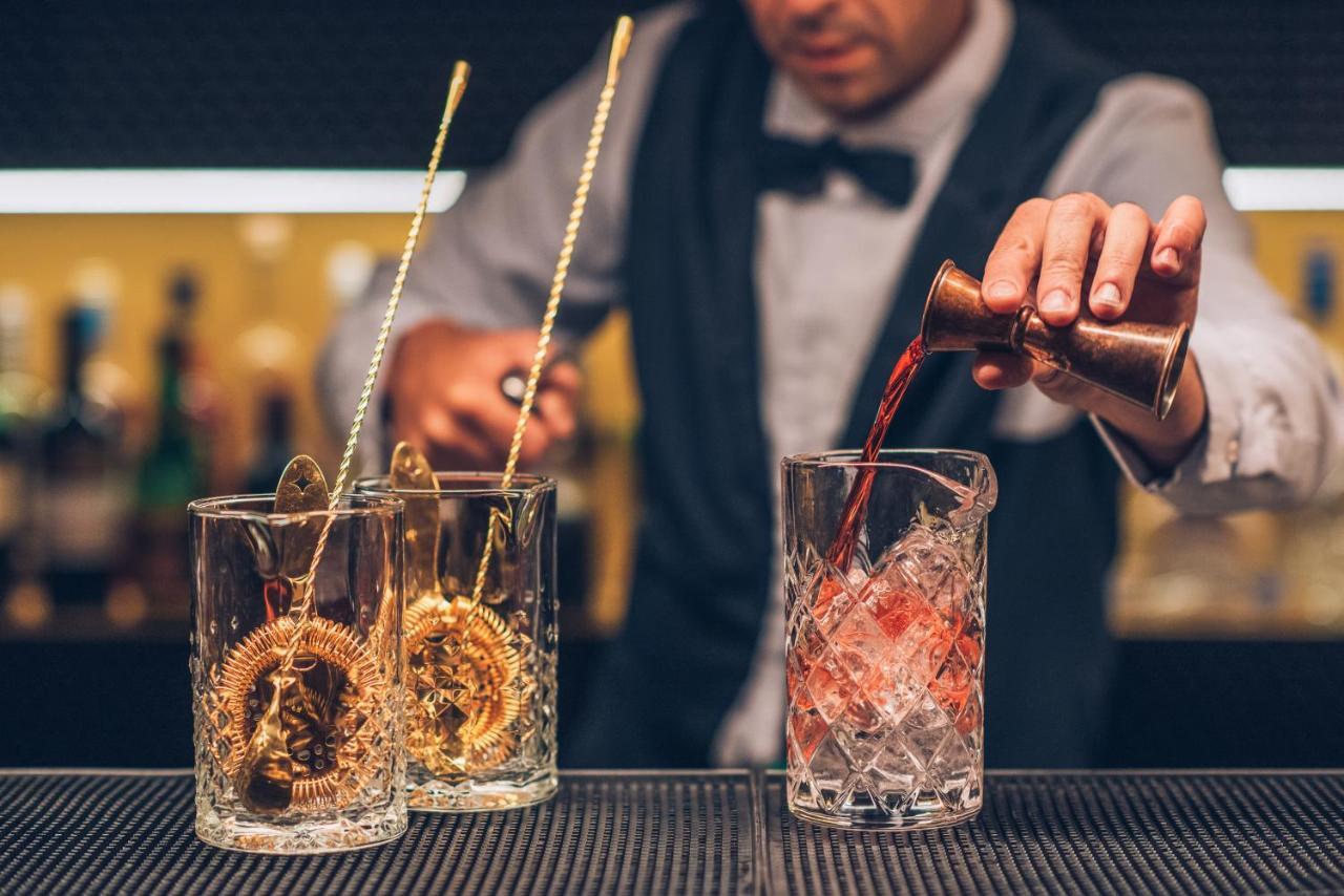 Iberostar Selection Lisboa Hotel Екстериор снимка A bartender preparing a cocktail